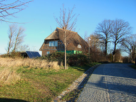 Straße zum Dorf Fotos