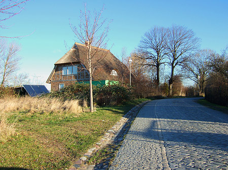 Straße zum Dorf Fotos