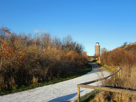 Straße zum Turm Fotos